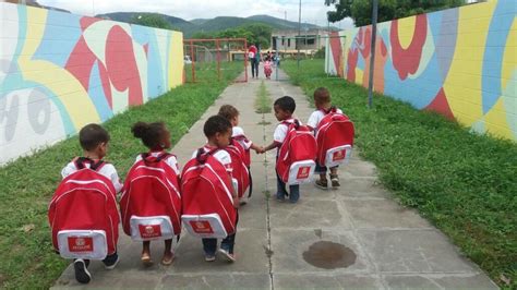 Mochilas ‘gigantes’ de crianças na Bahia viram pia..